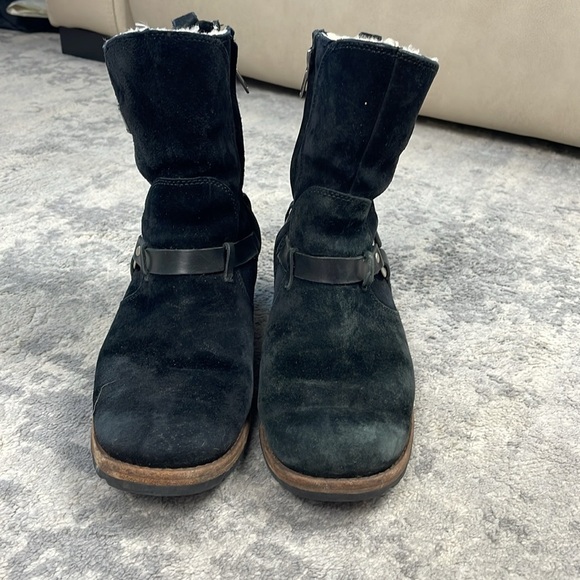 UGG Endell 5604 Black Suede Leather Shearling Ankle Harness Boot Distressed Sz 7 - Picture 4 of 14